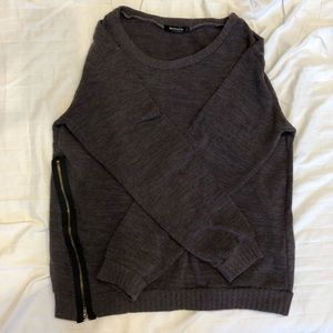 WORN TWICE. Light sweater w/ a zipper side